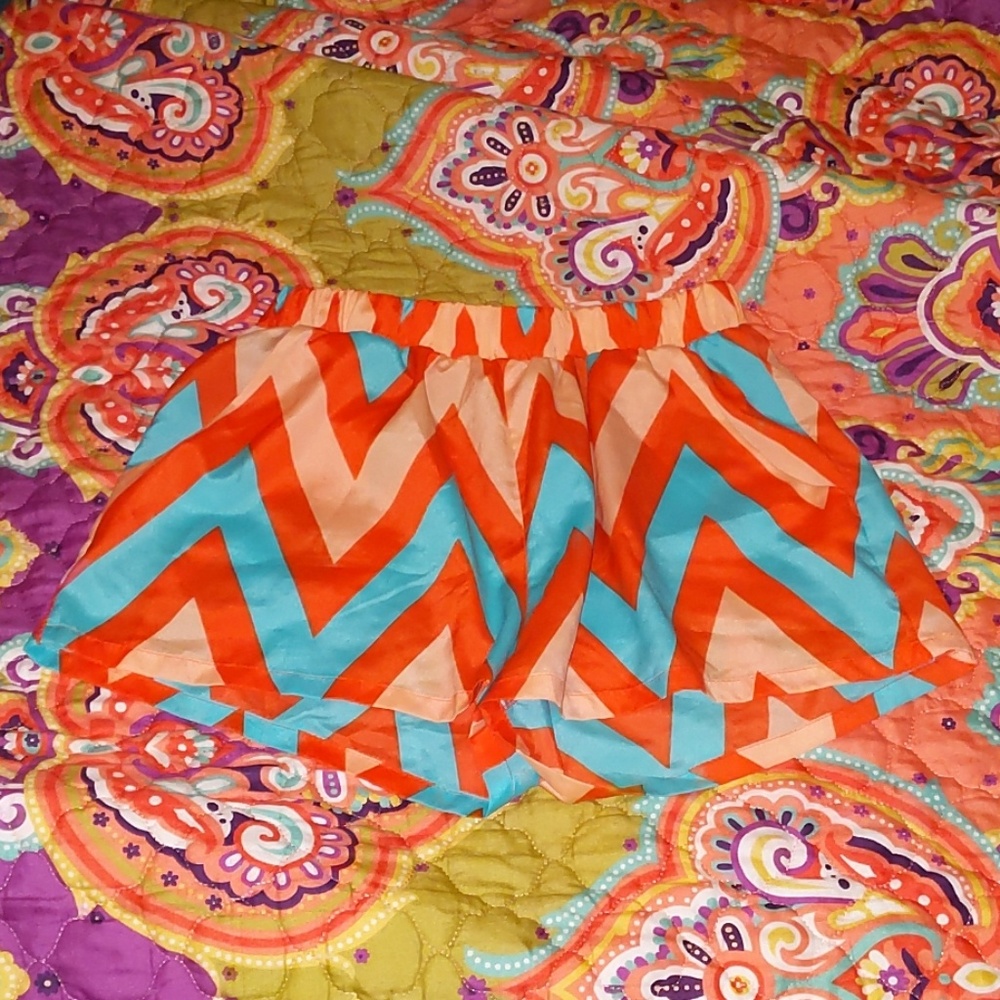 Small chevron shorts